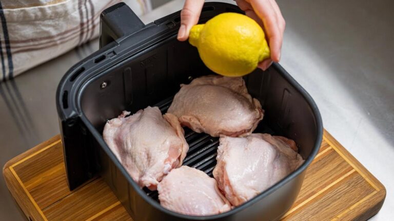Questo semplice gesto trasforma le cosce di pollo in un piacere sano e croccante…
