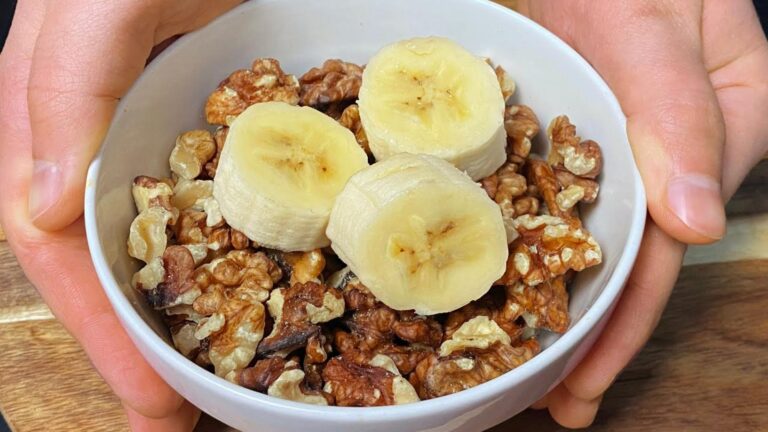 Questo semplice gesto trasforma banane e noci in un dolce sorprendente…