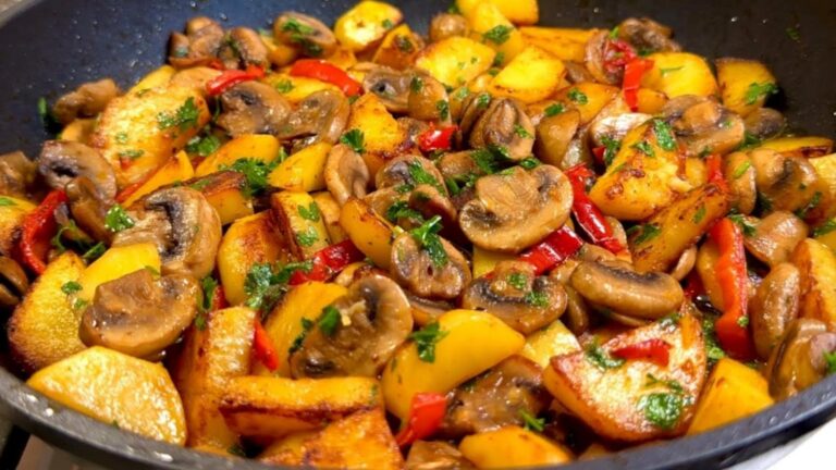 Questo semplice gesto trasforma funghi e patate in un piatto da sogno…