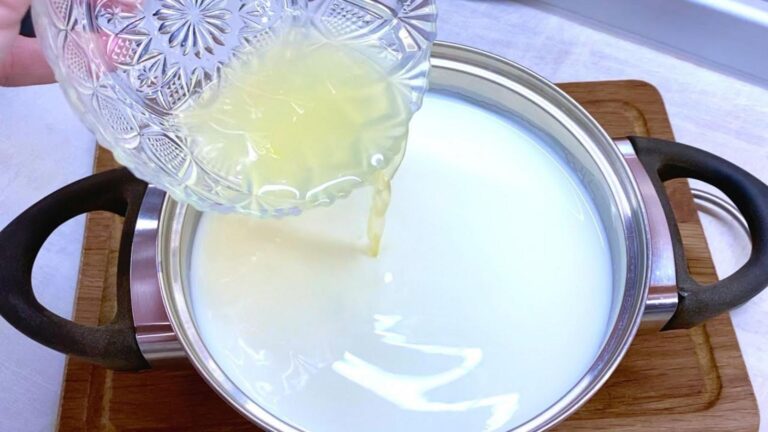 Questo semplice gesto trasforma il latte in una crema di formaggio incredibile…