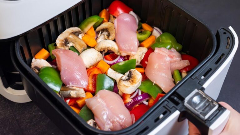 Questo semplice gesto trasforma pollo e verdure in un piatto da chef in pochi minuti…