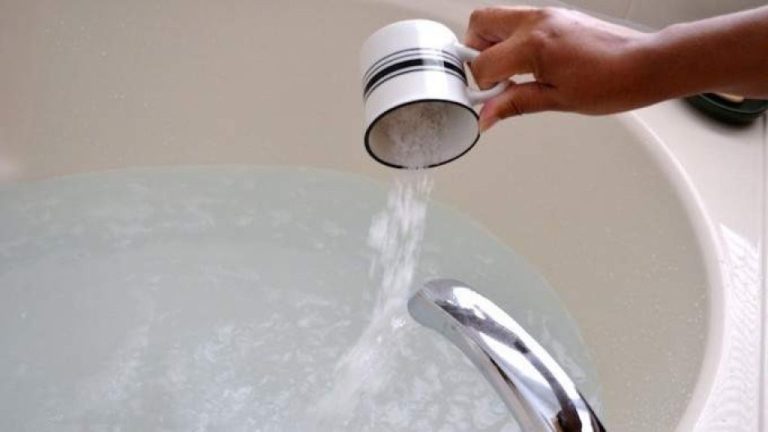 Versa una tazza di bicarbonato di sodio nella vasca: scopri il segreto!