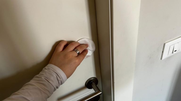 Il segreto per riportare le porte in legno al loro splendido splendore